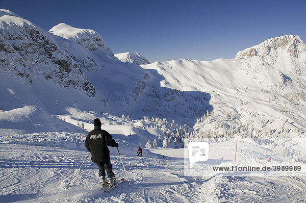 Schifahrer auf Schipiste vor Bergpanorama  Nassfeld  Kärnten  Österreich