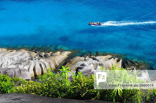 Granitfelsen und tropische Vegetation vor Boot im Meer  Nordwestküste  Mahe  Seychellen
