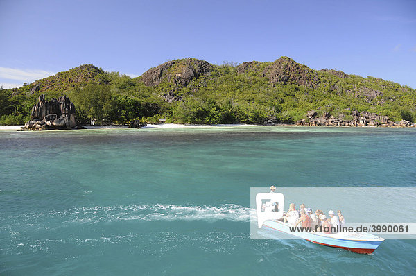 Boot mit Touristen  Insel Curieuse  Seychellen  Afrika  Indischer Ozean