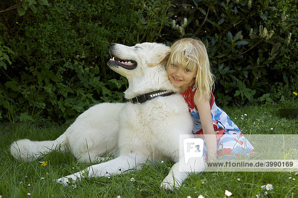 Mädchen  4 Jahre  blond  mit Tatrahund