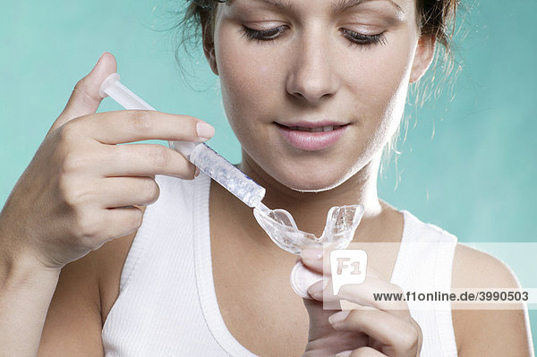 Junge Frau mit Whitening-Mittel für Zähne