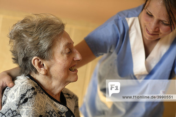 Pflegeheim  alte Frau mit Pflegerin