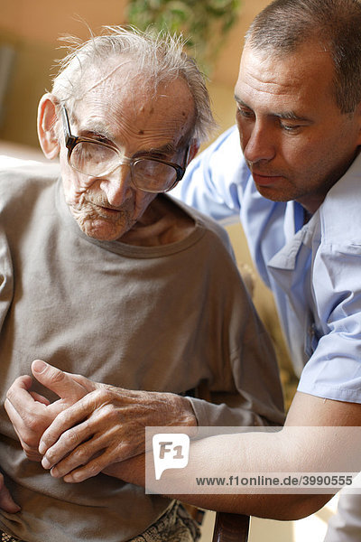 Pflegeheim  alter Mann mit Pfleger