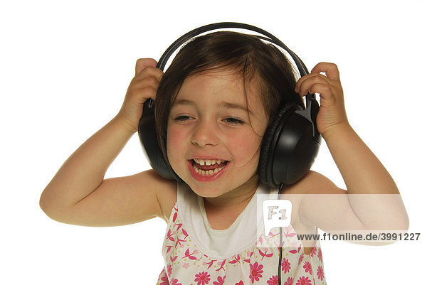 Vierjähriges Mädchen mit Kopfhörer