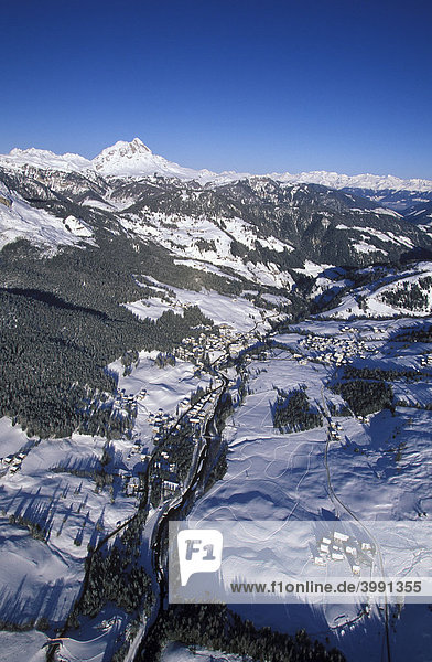 St. Leonhard im Gadertal  Berg hinten: Peitlerkofel  Ladinien  Dolomiten  Südtirol  Italien  Luftbild