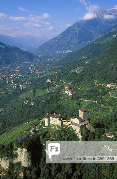 Luftbild  Schloss Tirol  Burggrafenamt  Südtirol  Italien