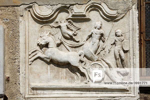Römisches Relief Achilles schleift Hektor  Südwand der Wallfahrtskirche Maria Saal  Kärnten  Österreich  Europa