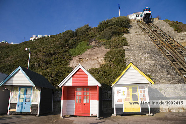 Strandumkleidekabinen und Kabine der West Cliff Standseilbahn im Winter  Bournemouth  Dorset  England  Großbritannien