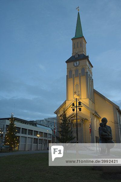 Evangelische Kathedrale  Tromso domkirke  Polarnacht  Winter  Tromso  Norwegen