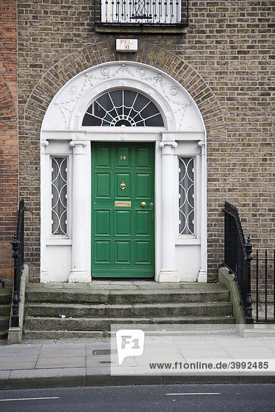 Eingangstür eines georgianischen Hauses  Lower Leeson Street Straße  Dublin  Irland