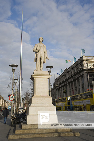 Statue von Sir John Gray und die Spire of Dublin  Monument of Light  O'Connell Street Straße  Dublin  Irland