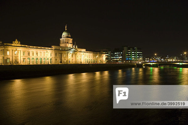 Custom House  Zollhaus am Liffey Fluss bei Nacht  Dublin  Irland