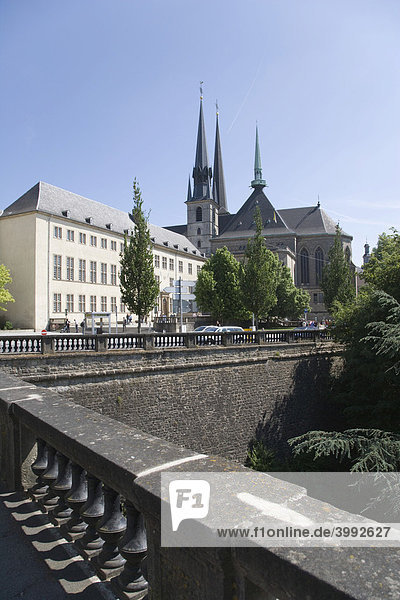 Notre-Dame-Kathedrale und Nationalbibliothek gesehen von der Place de la Constitution  Luxemburg