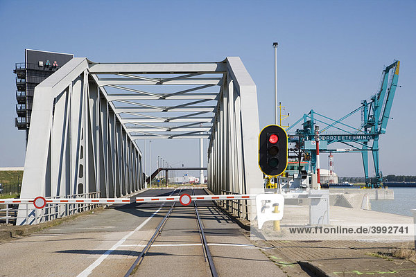Eine der vielen Brücken im Hafen  Antwerpen  Belgien