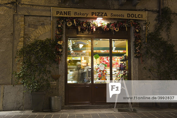 Bäckerei in der Via Francesco Muratto bei Nacht  Como am Comer See  Lombardei  Italien  Europa