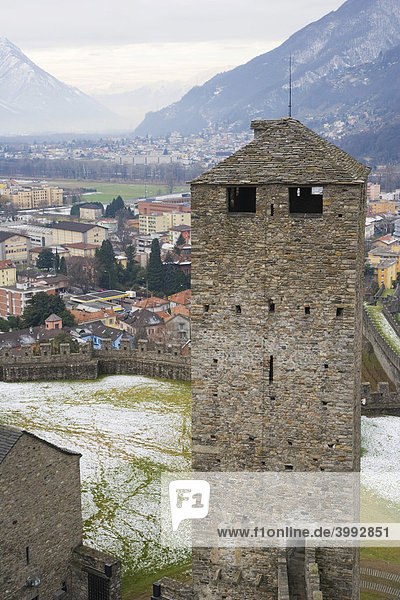Der weiße Turm der Festung Castelgrande  Bellinzona  Tessin  Schweiz  Europa
