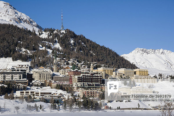 Panorama von St. Moritz mit Sankt Moritzersee im Winter  Alpen  Graubünden  Schweiz