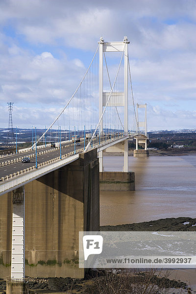 Die Second Severn Crossing Brücke mit Blick nach Westen vom Aust Cliff in England nach Wales  Vereingtes Königreich  Europa