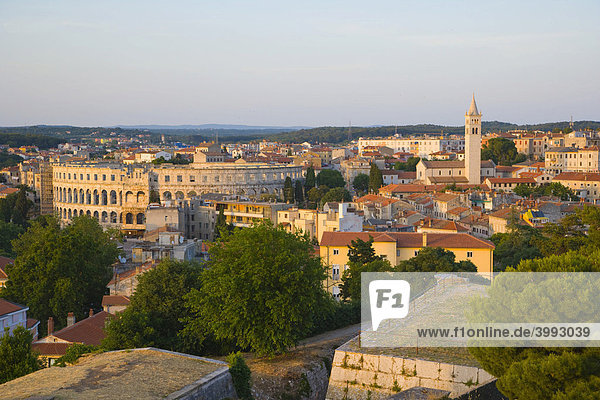 Blick auf die Stadt mit der römischen Arena  vom Schloss von Pula aus gesehen  Kastel  Pula  Istrien  Kroatien  Europa