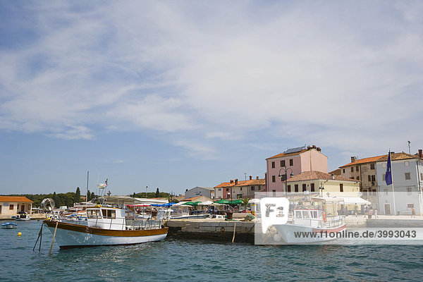 Hafen von Fazana und Titova Riva Straße  Istrien  Kroatien  Europa