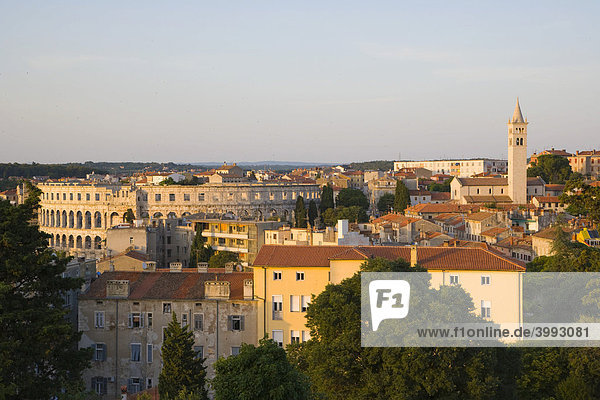 Blick auf die Stadt mit der römischen Arena von Pula Schloss  Kastell  Pula  Istrien  Kroatien  Europa