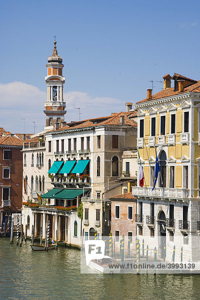 Die Spitze des Glockenturms der Kirche Santi Apostoli und der Canal Grande von der Ponte di Rialto  Rialto-Brücke  Venedig  Italien  Europa