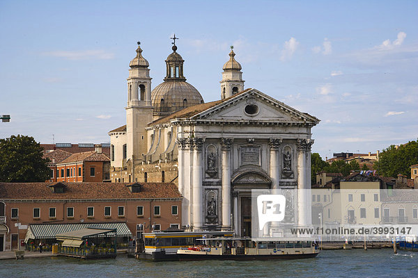 Blick auf die Fondamenta delle Zattere ai Gesuati mit der Kirche Santa Maria dei Rosario Dorsoduro vom Canale della Giudecca in der Nähe von Zattere  Venedig  Italien  Europa