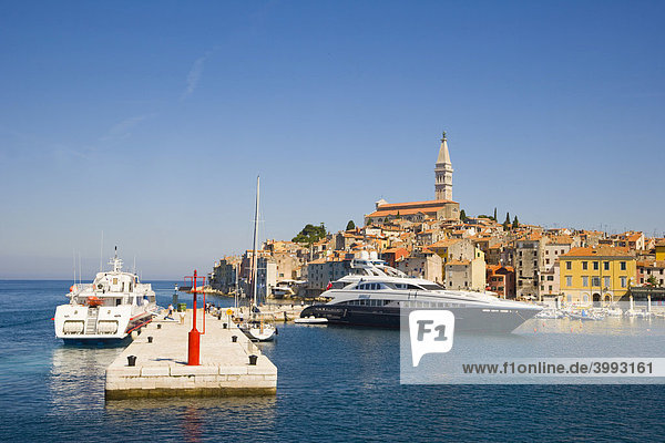 Die Mole des südlichen Hafens mit Motoryacht Sibelle und Katamaran vor der Altstadt  Rovinj  Istrien  Kroatien  Europa