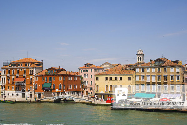 Blick auf die Fondamenta delle Zattere Straße mit Ponte Lungo Kanal vom Canale della Giudecca aus  Venedig  Italien  Europa