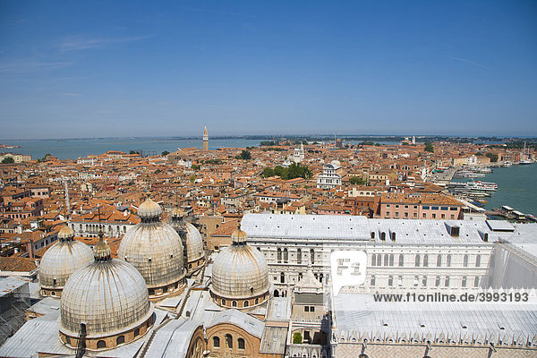 Blick vom Markusturm auf die Kuppeln des byzantinischen Markusdoms  Venedig  Italien  Europa