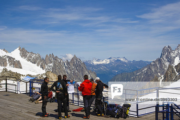 Blick auf den Gletscher von der Sonnenterrasse am Punta Helbronner  Funivie Monte Bianco  Mont Blanc Seilbahn  Mont-Blanc-Gruppe  Alpen  Italien  Europa