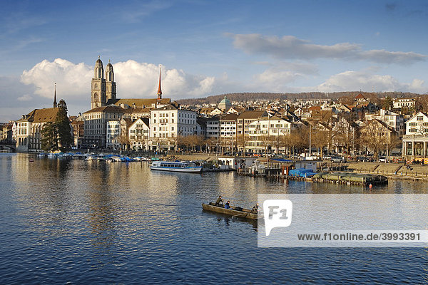 Zürcher Altstadt an der Limmat mit dem Grossmünster und der Wasserkirche links  Zürich  Schweiz  Europa