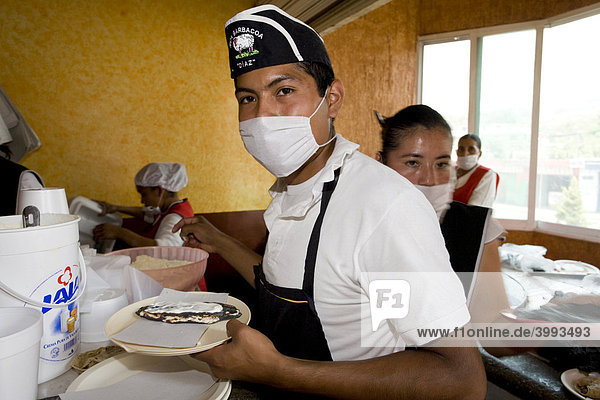 Kellner in einem Restaurant in Mexico trägt einen Mundschutz wegen der Schweinegrippe  H1N1  Cuernavaca  Morelos  Mexiko