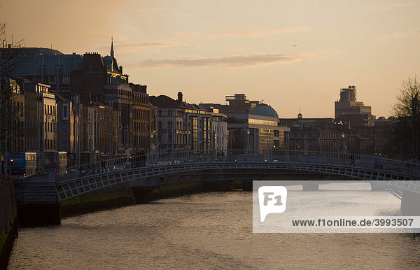 Abendstimmung am Ufer des River Liffey  Dublin  Baile ¡tha Cliath  County Dublin  Leinster  Irland  Europa