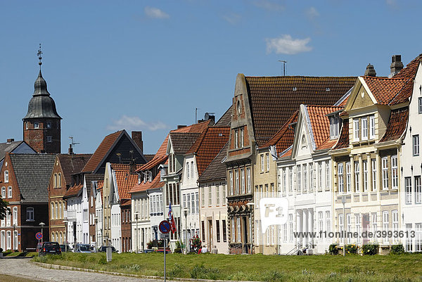 Glückstadt  denkmalgeschützte Häuserzeile am Binnenhafen mit Wiebke-Kruse-Turm im Hintergrund  Kreis Steinburg  Schleswig-Holstein  Deutschland  Europa