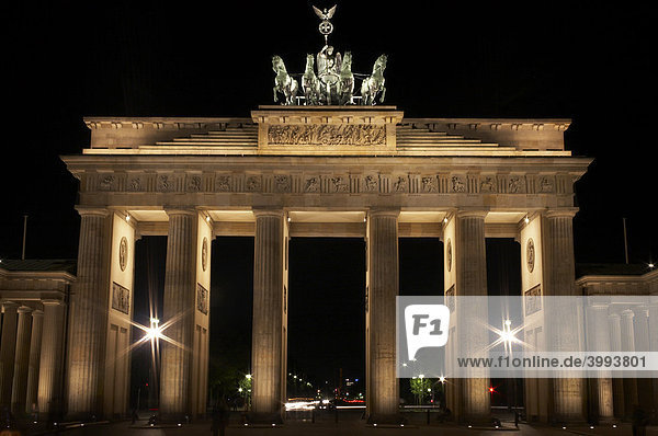 Brandenburger Tor bei Nacht  Quadriga  Berlin  Deutschland  Europa
