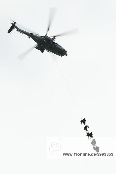 Soldaten seilen sich aus einem Hubschrauber ab  Übung einer Luftlandeeinheit des französischen Militärs