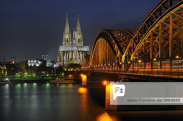 Die Hohenzollernbrücke und der Kölner Dom bei Nacht  Nordrhein-Westfalen  Deutschland  Europa
