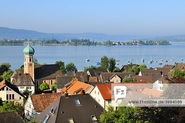 Blick auf die Bodenseegemeinde Allensbach am Bodensee  dahinter die Insel Reichenau  Landkreis Konstanz  Baden-Württemberg  Deutschland  Europa