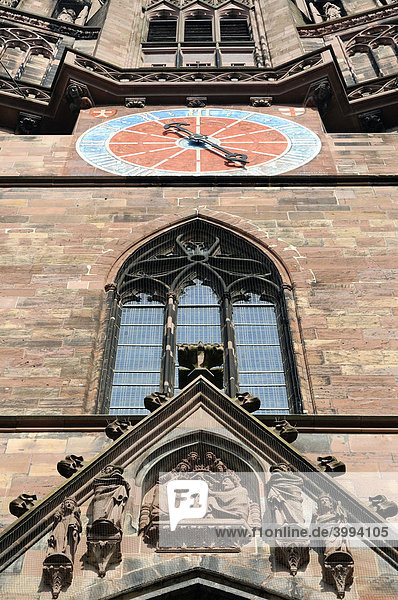 Detailansicht vom Hauptportal und des Freiburger Münsterturmes  Freiburg im Breisgau  Schwarzwald  Baden-Württemberg  Deutschland  Europa