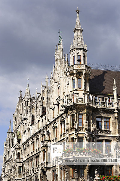 Neugotische Fassade und Erkerturm vom neuen Rathaus in München  Bayern  Deutschland  Europa