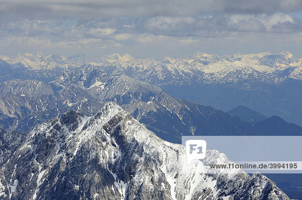 Blick von der Zugspitze auf das Wettersteingebirge  Bayern  Deutschland  Europa