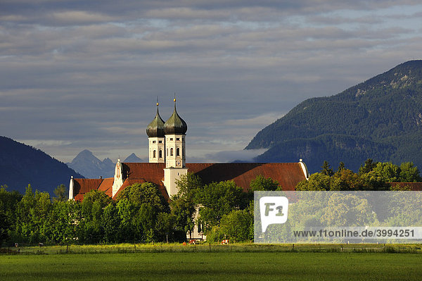 Kloster Benediktbeuern im Morgenlicht Landkreis Bad Tölz-Wolfratshausen Bayern Deutschland Europa