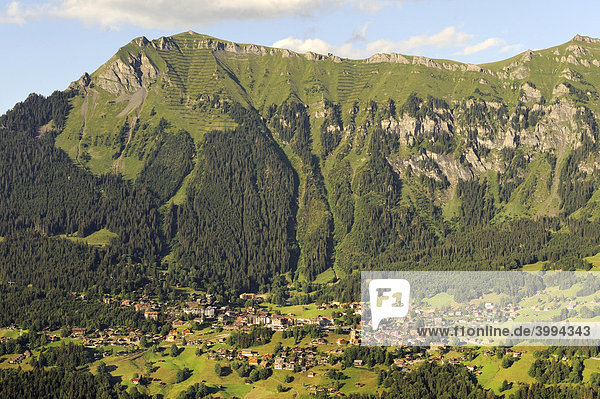 Blick in das Lauterbrunner Tal mit dem Dorf Wengen  darüber der Männlichen  2343m  Kanton Bern  Schweiz  Europa