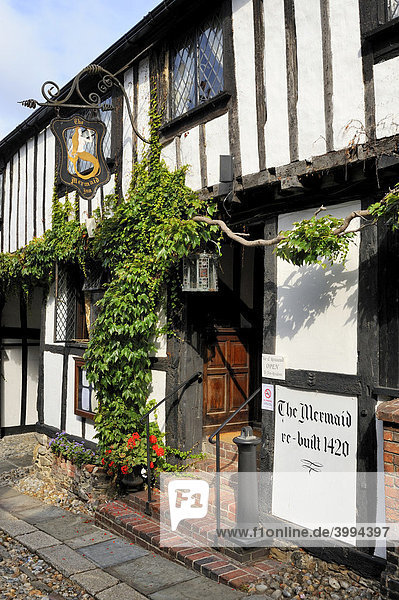 Das Mermaid Inn in der Altstadt von Rye  erbaut um 1420  Grafschaft East Sussex  England  Großbritannien  Europa