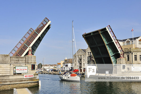 Klappbrücke im Hafen von Weymouth  Grafschaft Dorset  England  Großbritannien  Europa
