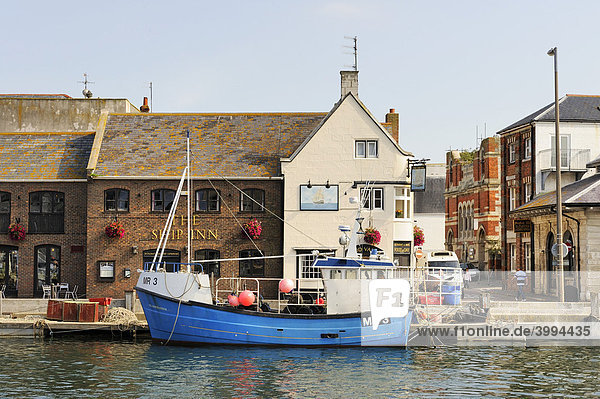 Fischerboot im alten Hafen von Weymouth  Grafschaft Dorset  England  Großbritannien  Europa