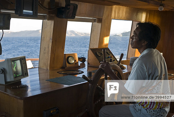 Mann am Steuer  Radaranlage auf der Brücke von einem Segelschiff  Indonesien
