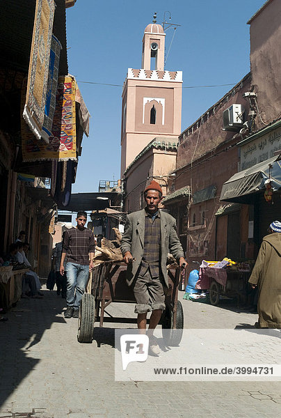 Alter Mann mit einem Transportkarren  Straßenszene in der Altstadt  der Medina  Marrakesch  Marokko  Afrika