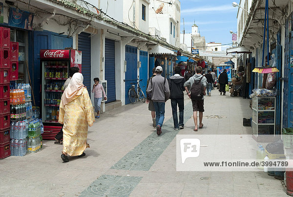Traditionell gekleidete Frau und Touristen in der Altstadt  Essaouira  Marokko  Afrika